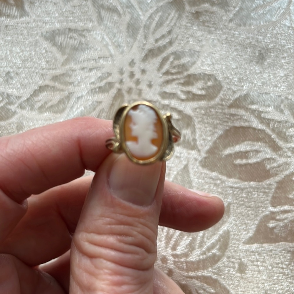 Vintage cameo ring 10k gold size 6.5 or 7